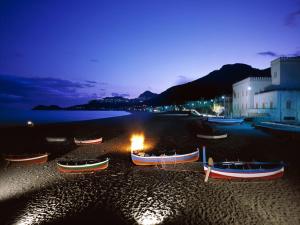 レトイアンニにあるLa Barca sul Mareの夜の海岸に座るボート群