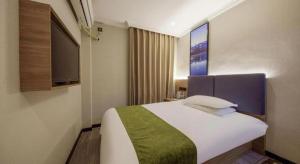 Letto o letti in una camera di GreenTree Inn Shanghai MinHang ZhuanQiao Subway Station East ZhuanXing Road Shell Hotel