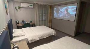 Letto o letti in una camera di GreenTree Inn Shanghai MinHang ZhuanQiao Subway Station East ZhuanXing Road Shell Hotel