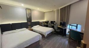 Letto o letti in una camera di GreenTree Inn Shanghai MinHang ZhuanQiao Subway Station East ZhuanXing Road Shell Hotel