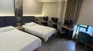 Letto o letti in una camera di GreenTree Inn Shanghai MinHang ZhuanQiao Subway Station East ZhuanXing Road Shell Hotel
