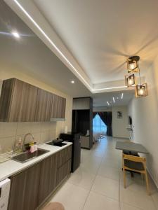 サイバージャヤにあるUrban Haven A modern retreat in condo cyberjayaのシンクとカウンタートップのあるキッチン