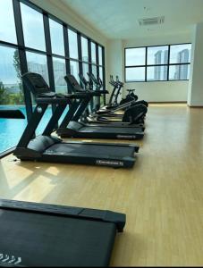 サイバージャヤにあるUrban Haven A modern retreat in condo cyberjayaの窓のあるジムのトレッドミル
