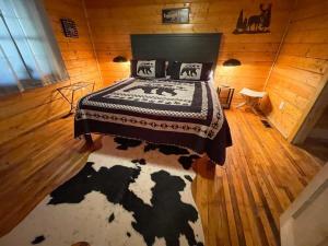 En eller flere senge i et værelse på Creekside with views - jacuzzi firepit arcade + 60 billeder