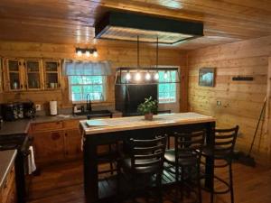 Køkken eller tekøkken på Creekside with views - jacuzzi firepit arcade