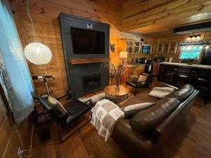 Et opholdsområde på Creekside with views - jacuzzi firepit arcade