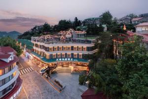 九江Tianhai Botang Hotel, Guling Street, Lushan Scenic Area的城市中一座大建筑的顶部景观