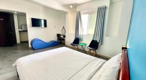 Postel nebo postele na pokoji v ubytování Amura Hotel Thủ Đức