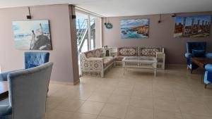 IskeleにあるEdelweiss Success Home Beachのソファとテーブルのあるリビングルーム