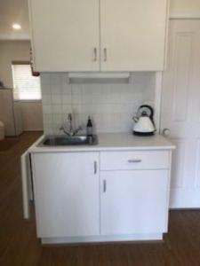 Η κουζίνα ή μικρή κουζίνα στο Glen Waverly Farmstay +25 φωτογραφίες