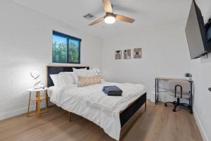 Postel nebo postele na pokoji v ubytování Biltmore 2BR Bungalow #2 - Workspace, Free Parking, Laundry, Patio!