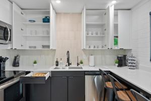 Kuchyň nebo kuchyňský kout v ubytování Biltmore 2BR Bungalow #2 - Workspace, Free Parking, Laundry, Patio! + 22 fotografií