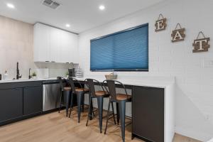 Kuchyň nebo kuchyňský kout v ubytování Biltmore 2BR Bungalow #2 - Workspace, Free Parking, Laundry, Patio!