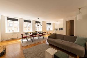 un soggiorno con un divano e un tavolo con sedie di Perfect 3 bedroom apartment in the heart of CPH a Copenaghen