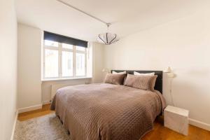 una camera da letto bianca con un letto e una finestra di Perfect 3 bedroom apartment in the heart of CPH a Copenaghen