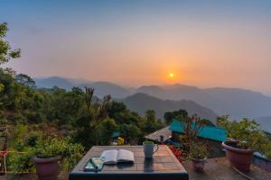 ナイニタールにあるThe Himalayan meadowsの夕日を眺めながら2冊の本が置かれたテーブル