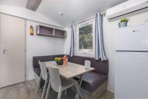 Un pequeño comedor con mesa y sillas. en Mobile homes Pine Sea Banjole, en Banjole 36 fotos más