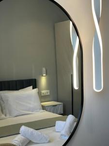 Giường trong phòng chung tại Castalia Naiades Suites
