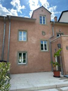 a large brick house with a plant in front of it at gemütliches Ferienhaus nahe Trier in Wasserliesch