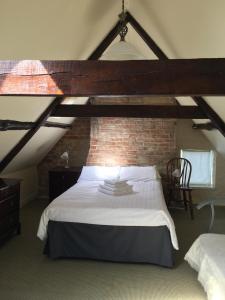 Un pat sau paturi într-o cameră la The Crown Hotel
