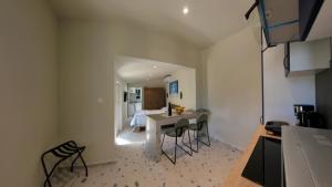 Dapur atau dapur kecil di Studio Apartment More