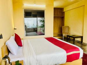 Letto o letti in una camera di Royal Green Valley Mashobra by Naina Staycation - Mountain and valley view rooms