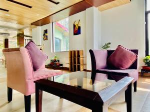 Area soggiorno di Royal Green Valley Mashobra by Naina Staycation - Mountain and valley view rooms