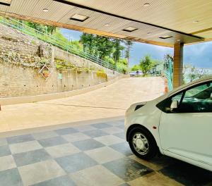 Foto dalla galleria di Royal Green Valley Mashobra by Naina Staycation - Mountain and valley view rooms a Shimla