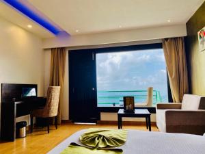 TV o dispositivi per l'intrattenimento presso Royal Green Valley Mashobra by Naina Staycation - Mountain and valley view rooms