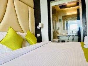 Letto o letti in una camera di Royal Green Valley Mashobra by Naina Staycation - Mountain and valley view rooms