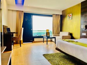 una camera da letto con un letto, una scrivania e una finestra di Royal Green Valley Mashobra by Naina Staycation - Mountain and valley view rooms a Shimla