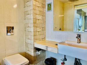 Bagno di Royal Green Valley Mashobra by Naina Staycation - Mountain and valley view rooms
