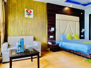 Letto o letti in una camera di Royal Green Valley Mashobra by Naina Staycation - Mountain and valley view rooms