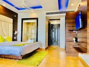 TV o dispositivi per l'intrattenimento presso Royal Green Valley Mashobra by Naina Staycation - Mountain and valley view rooms