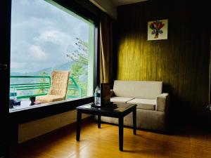 Area soggiorno di Royal Green Valley Mashobra by Naina Staycation - Mountain and valley view rooms