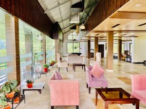 Area soggiorno di Royal Green Valley Mashobra by Naina Staycation - Mountain and valley view rooms