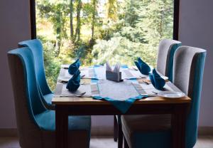 Area soggiorno di Royal Green Valley Mashobra by Naina Staycation - Mountain and valley view rooms