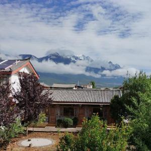 丽江登巴雪山国际青年客栈的以山为背景的房子
