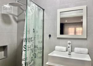 Koupelna v ubytování Sunset Apt moderne à 2 min de la plage, clim, piscine + 15 fotografií