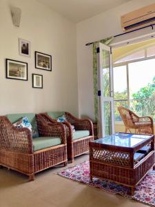 Χώρος καθιστικού στο 2 bedroom apartment with forest view, pool and gym in North Goa