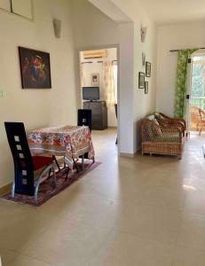 Χώρος καθιστικού στο 2 bedroom apartment with forest view, pool and gym in North Goa +34 φωτογραφίες