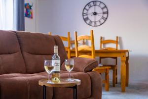 eine Flasche Wein und zwei Gläser auf der Couch in der Unterkunft Artisan Sanctuary in Lincoln