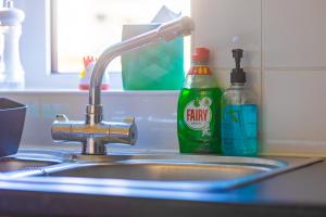 ein Waschbecken mit einer Flasche Waschmittel daneben in der Unterkunft Artisan Sanctuary in Lincoln + 29 Fotos