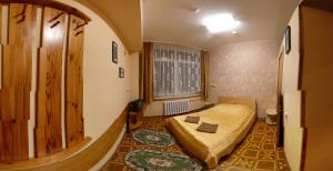 um pequeno quarto com uma cama e uma janela em nakvinės namai Mano kelias em Vilnius