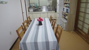 Kuchyň nebo kuchyňský kout v ubytování Aarons Guest House