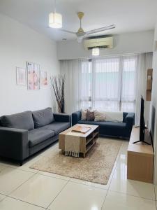 Гостиная зона в Cascades Tenang Muji Minimalist by Nora