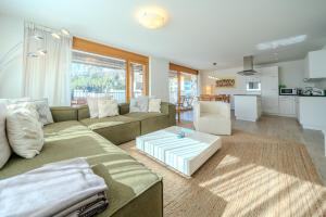 Kuchyň nebo kuchyňský kout v ubytování Sunnaschy Heidi by Arosa Vacations