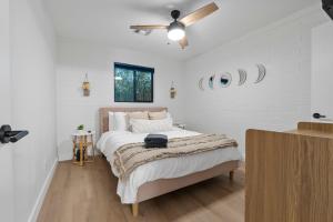 Postel nebo postele na pokoji v ubytování Biltmore 2BR Bungalow #4 - Workspace, Free Parking, Laundry, Patio!