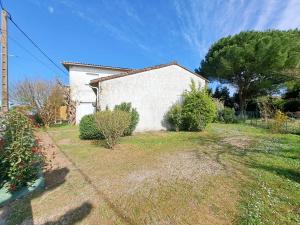 a house in a yard with bushes and trees at Nonni, Maison Familiale - Royan in Royan