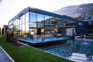 Bazén v ubytování DION Hotel Wattens nebo v jeho okolí